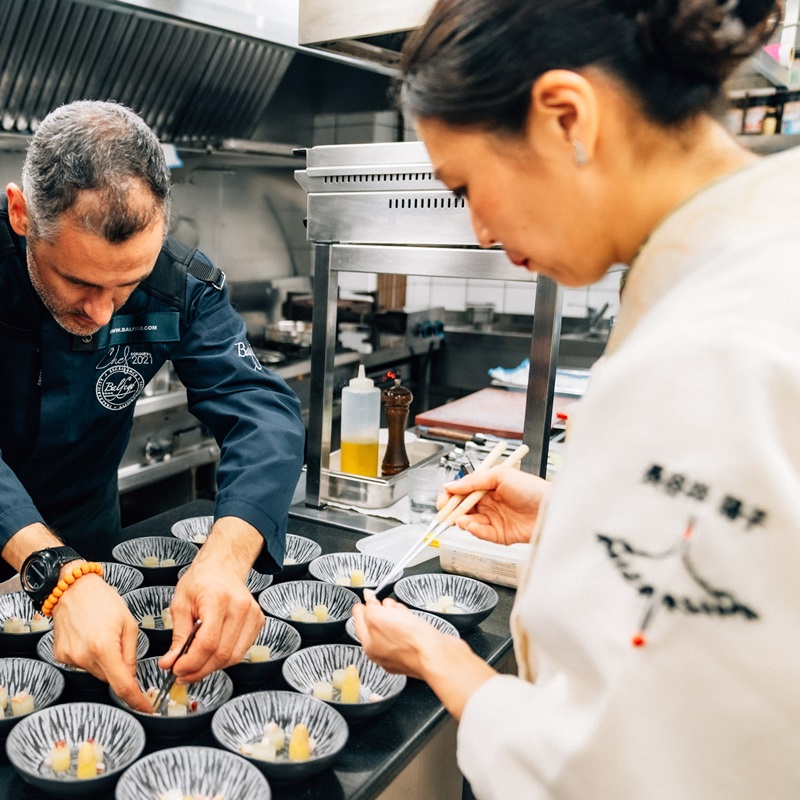 4 manos chef enrique medina de rte apicius con Yoko Hashei Valencia Culinary Festival